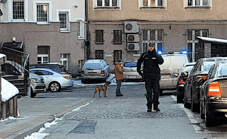 Bomba w ratuszu? Ewakuowano ponad 400 os&oacute;b [WIDEO]