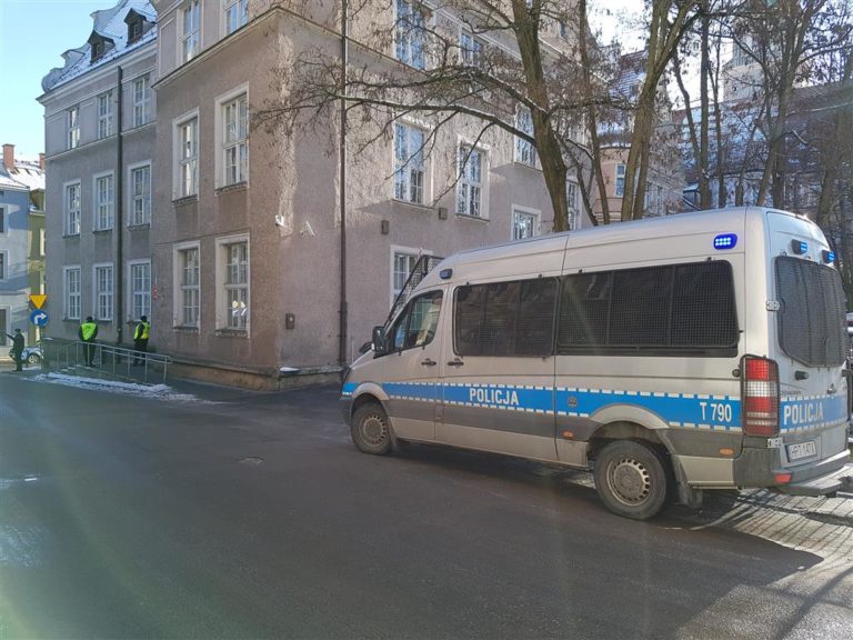 Bomba w ratuszu? Ewakuowano ponad 400 os&oacute;b [WIDEO]