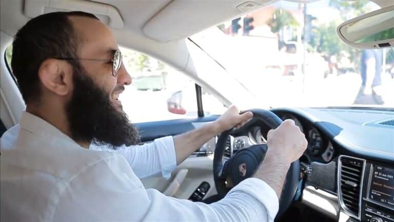 Aslambek wozi się swoim Porsche po Olsztynie