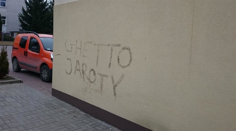 Agresywny mężczyzna grasuje na Jarotach. Bije kobiety i dzieci