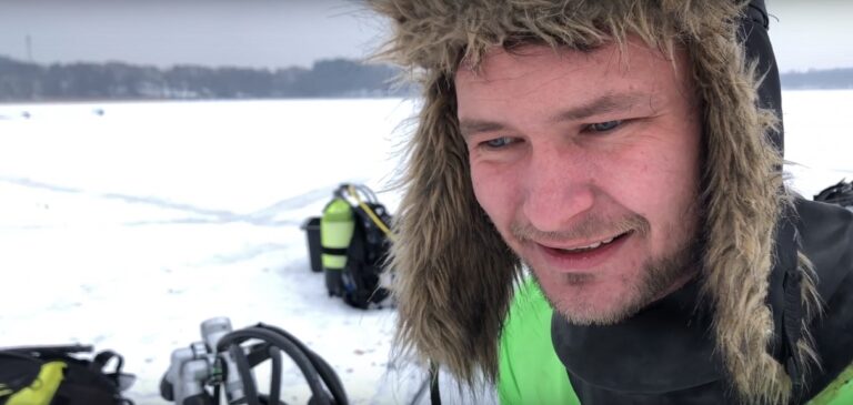 Czy to bezpieczne? Nurkował pierwszy raz pod lodem na Krzywym