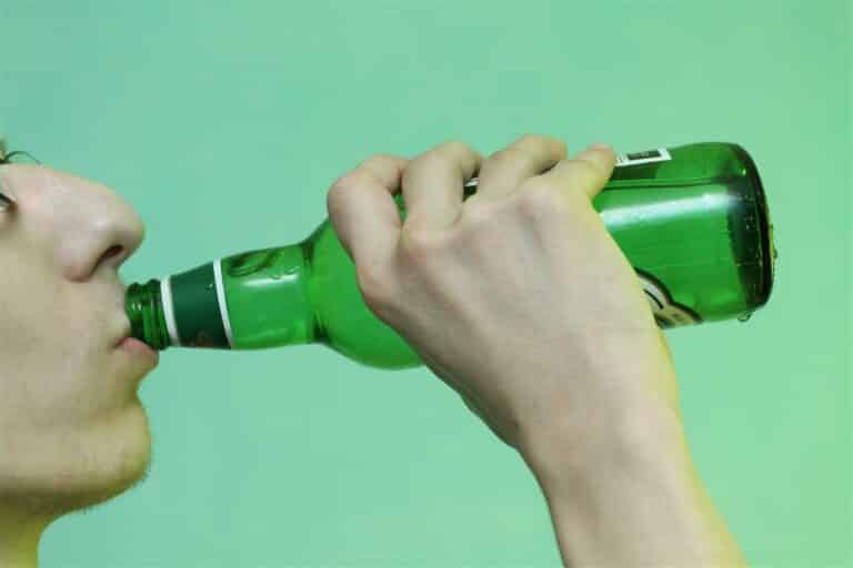 13-latek chciał się popisać. Wypił całą butelkę duszkiem. Trafił do szpitala