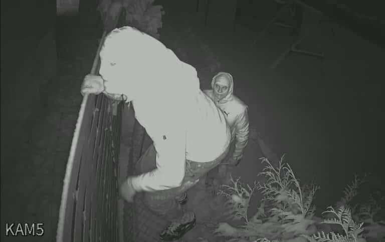 Chcieli w nocy spalić komuś dom. Nie wiedzieli, że są nagrywani