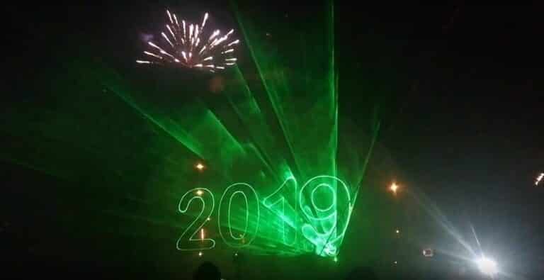 Sylwestrowy pokaz laserowy. Miał być lepszy od fajerwerk&oacute;w, okazał się kompletnym niewypałem?