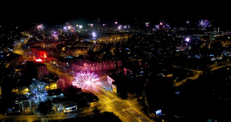 Genialne ujęcia! Dronem filmował Olsztyn w Sylwestra o północy