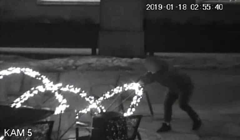 Żenujące zachowanie. &bdquo;Kozak&rdquo; wyładował się na świątecznych ozdobach