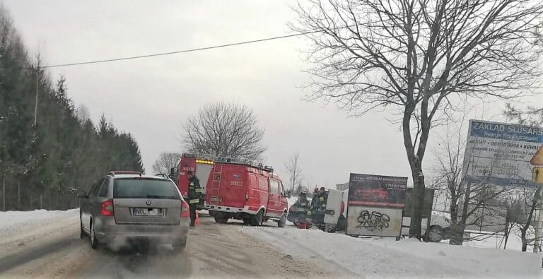 Wypadek &bdquo;okejki&rdquo; pod Olsztynem. Kilka os&oacute;b trafiło do szpitala [WIDEO]