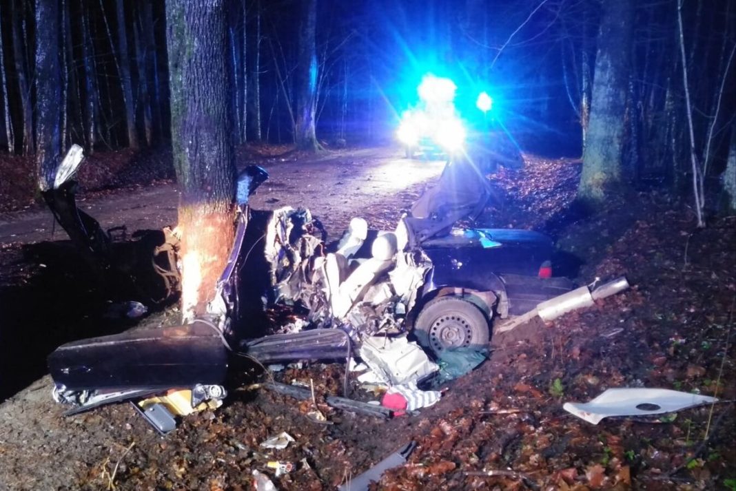 Śmiertelny wypadek pod Olsztynem. Zginął 22-letni kierowca bmw