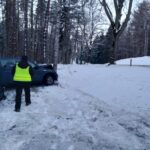 Auto po uderzeniu w drzewo rozpadło się na p&oacute;ł