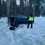 Auto po uderzeniu w drzewo rozpadło się na p&oacute;ł