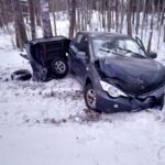 Auto po uderzeniu w drzewo rozpadło się na p&oacute;ł