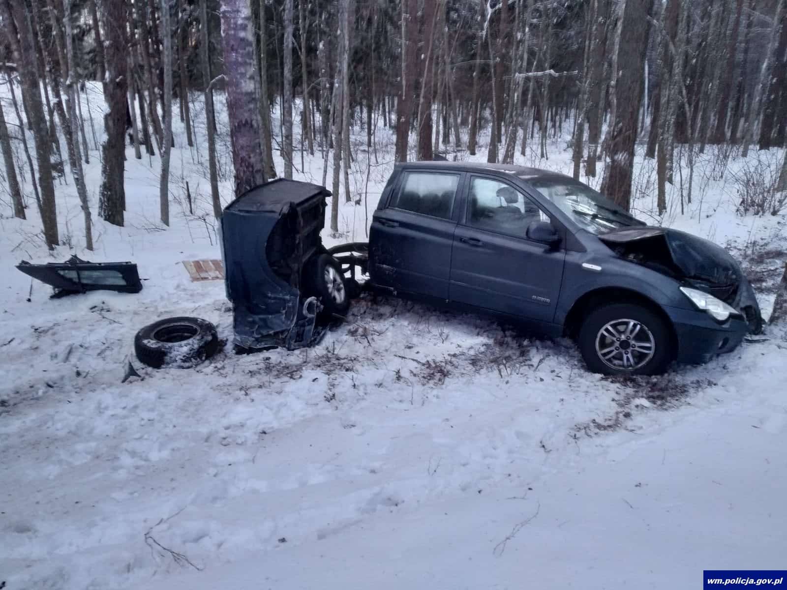 Auto po uderzeniu w drzewo rozpadło się na pół