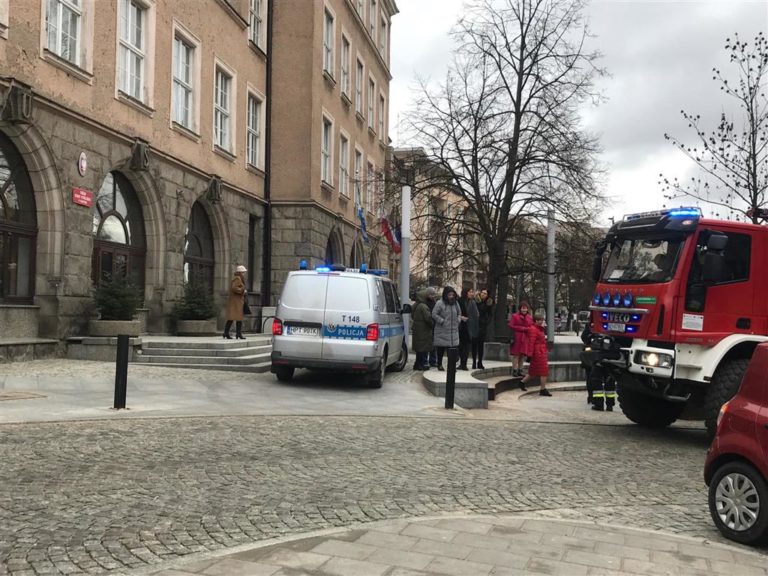 Znowu alarm bombowy w ratuszu. Trwa ewakuacja budynku [FOTO]
