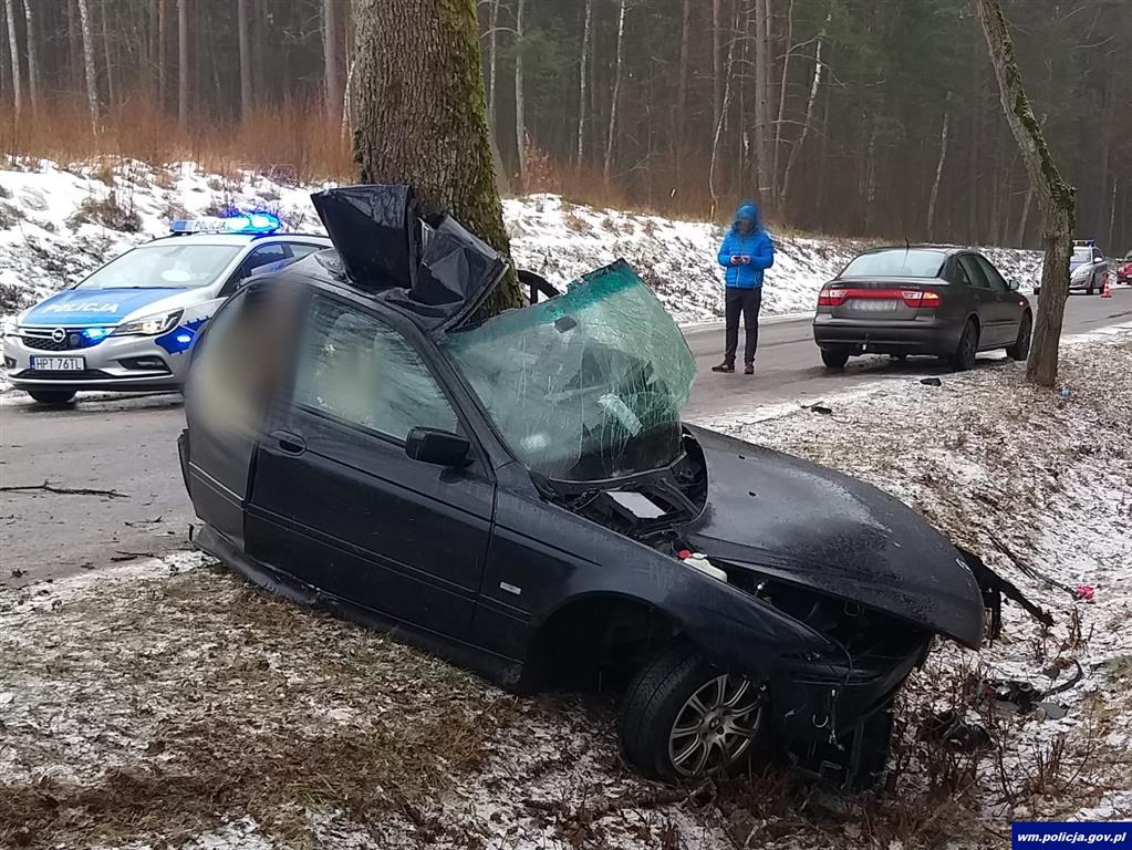 Nie żyje kierowca BMW, którego auto uderzyło w drzewo