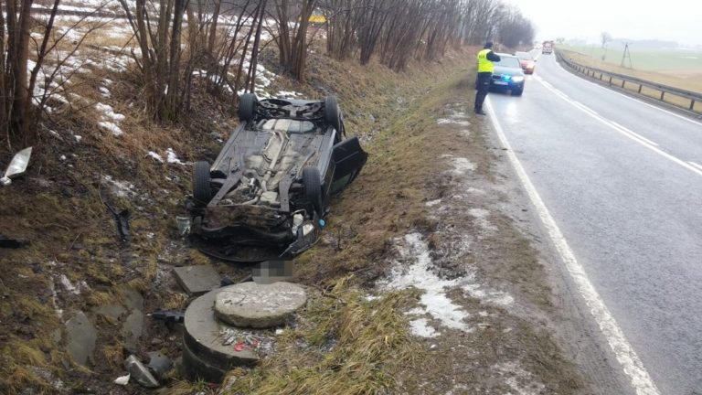 Dachował pod Olsztynem [FOTO]