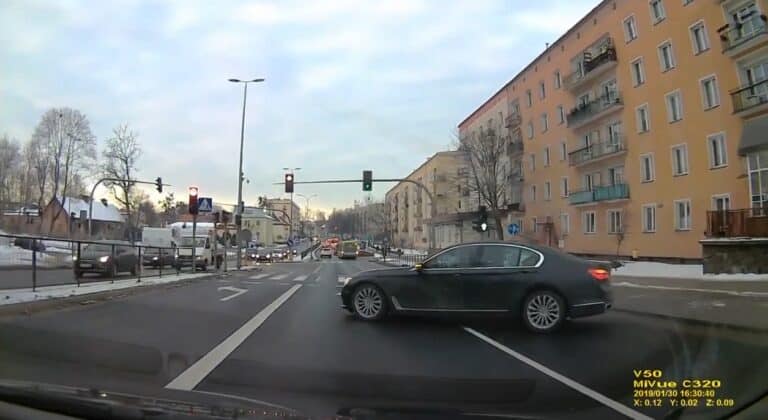 Ignorancja czy bezmyślność? Prowadząca BMW stworzyła poważne zagrożenie [WIDEO]