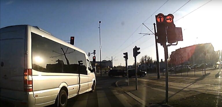 Cwaniak z busa nie chce czekać w korku na al. Sikorskiego [WIDEO]