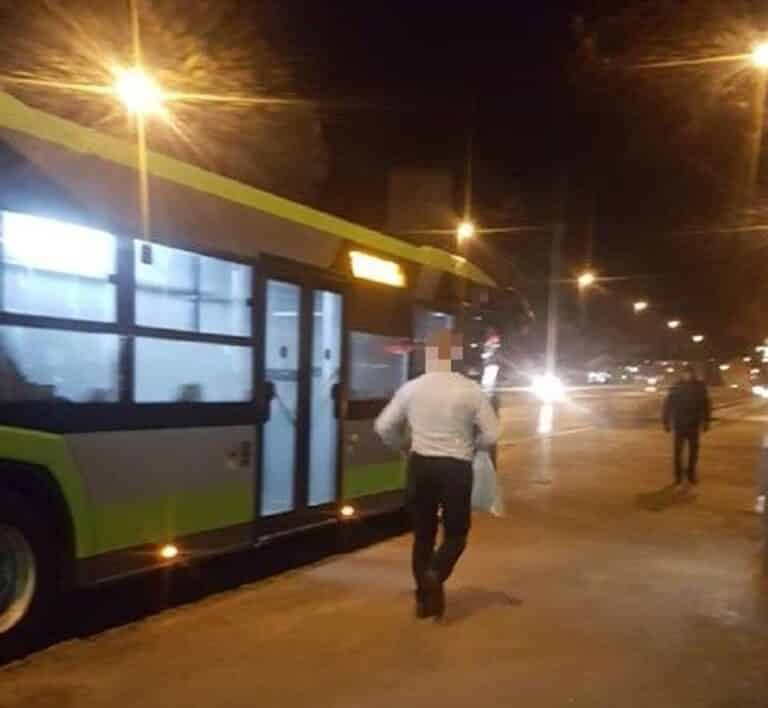 Kierowca zamknął pasażer&oacute;w w autobusie, a sam wyskoczył po flaszkę do Żabki