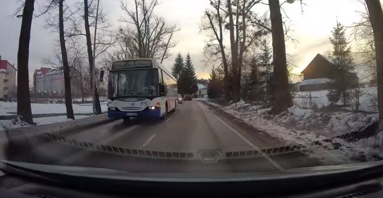 Wyprzedzanie autobusu na czoł&oacute;wkę. Pirat na ul. Bartąskiej [WIDEO]
