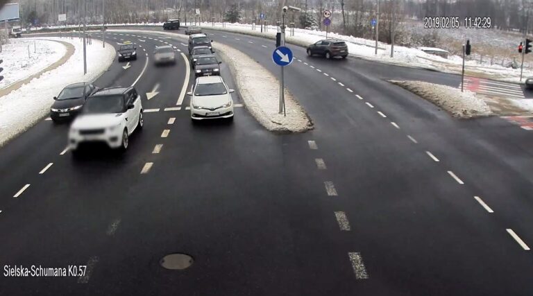 Pędził ul. Sielską. Zamiast odebrać prawo jazdy policjanci uratowali mu 2-miesięczne dziecko