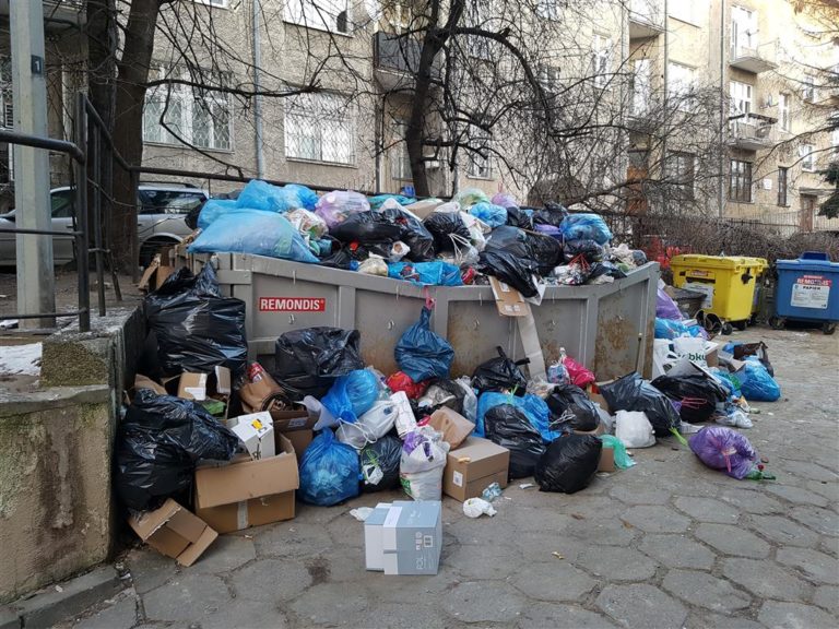 Wysypisko śmieci koło ratusza. Skąd ten problem?