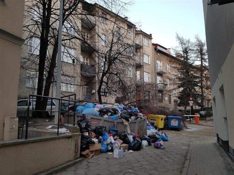 Wysypisko śmieci koło ratusza. Skąd ten problem?