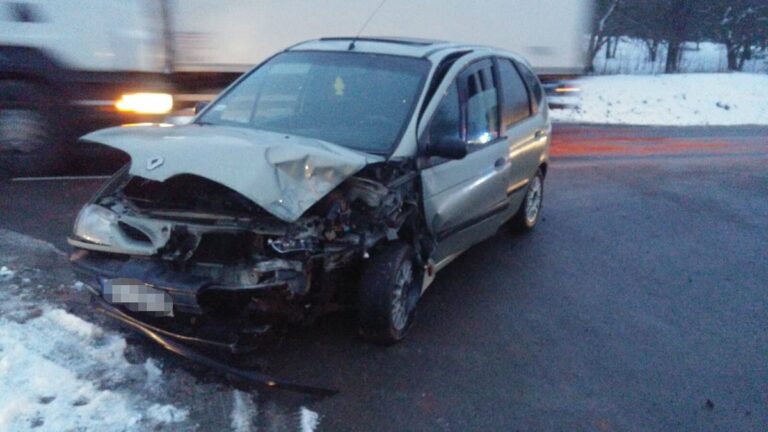 Wypadek trzech aut. Sprawczyni trafiła do szpitala