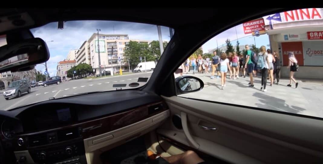 Szpaner z BMW testuje głośny wydech w centrum Olsztyna oraz reakcję ludzi [WIDEO]
