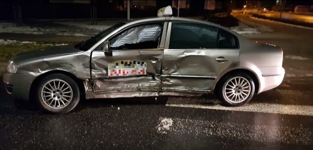 Zderzenie dw&oacute;ch taks&oacute;wek na Jarotach. Oba auta &bdquo;do kasacji&rdquo; [WIDEO]