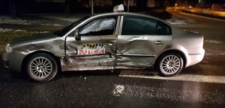 Zderzenie dwóch taksówek na Jarotach. Oba auta „do kasacji” [WIDEO]