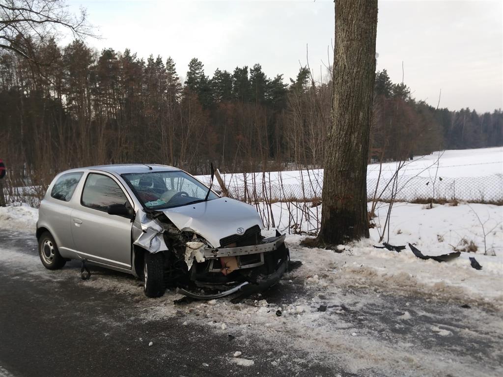 Jadąc do Olsztyna uderzył autem w drzewo. Przyczyną brak doświadczenia?