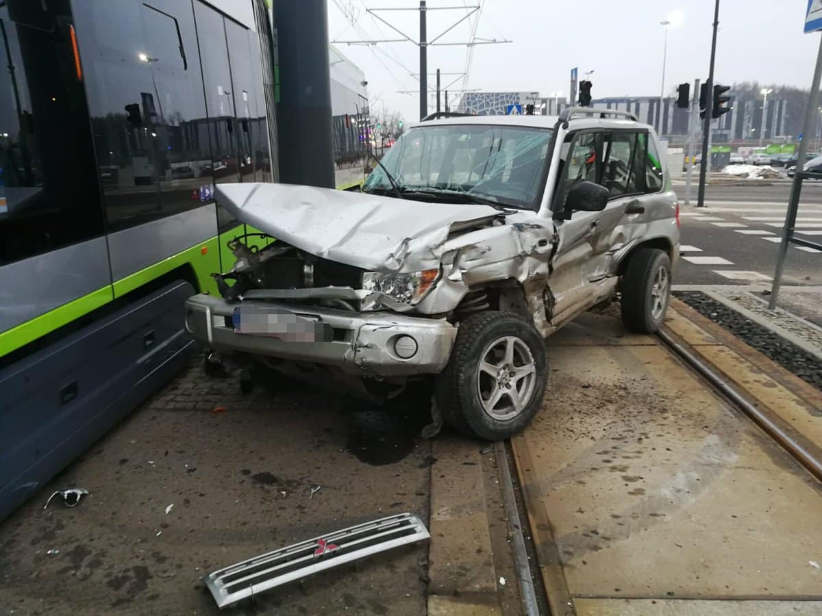 Tramwaj wypadł z szyn. Sprawczyni kolizji jechała do Leroy Merlin [FOTO]