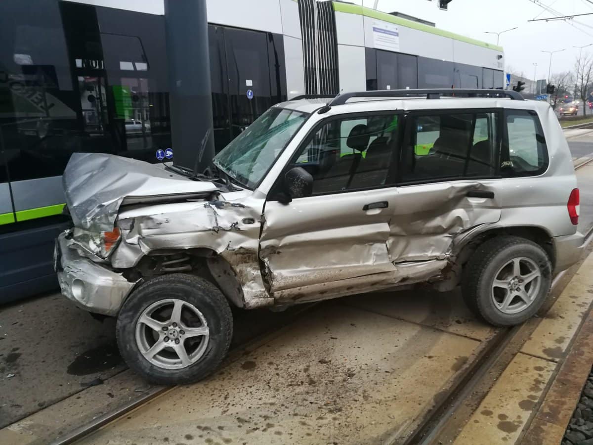 Tramwaj wypadł z szyn. Sprawczyni kolizji jechała do Leroy Merlin [FOTO]