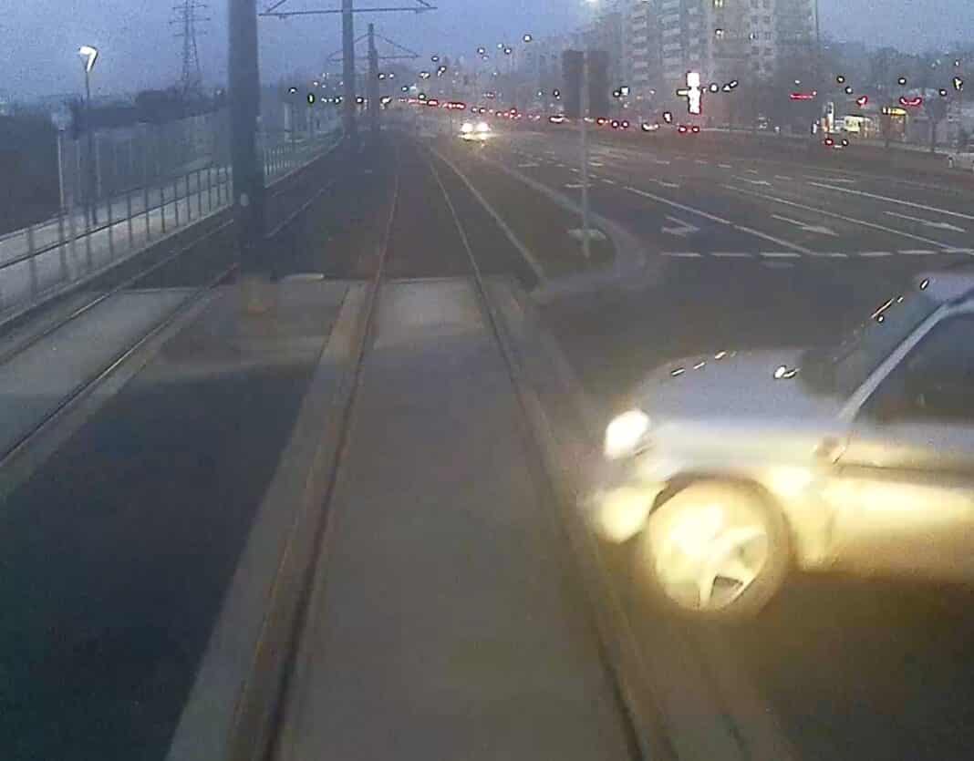Tramwaj wypadł z szyn. Nagranie z kabiny motorniczego oraz monitoringu miejskiego [WIDEO]