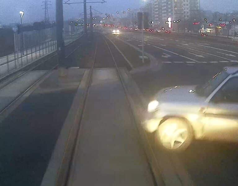 Tramwaj wypadł z szyn. Nagranie z kabiny motorniczego oraz monitoringu miejskiego [WIDEO]