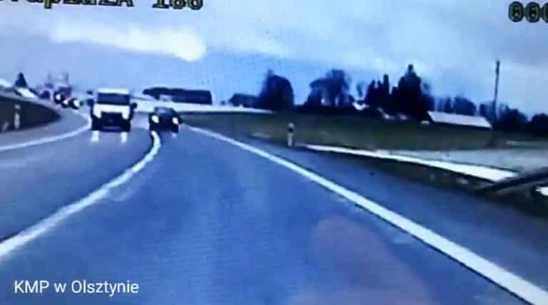Spieszył się na egzamin. Wyprzedzał i prawie zderzył się czołowo&hellip; z radiowozem [WIDEO]