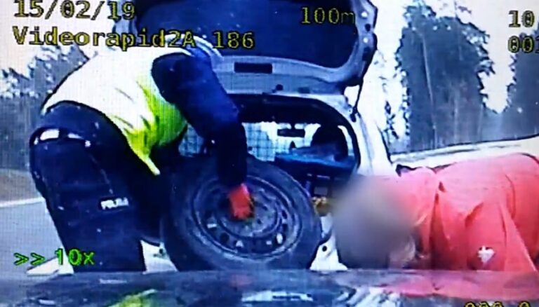 Złapała &bdquo;gumę&rdquo; pod Olsztynem. Koło wymienił jej&hellip; patrol drog&oacute;wki [WIDEO]