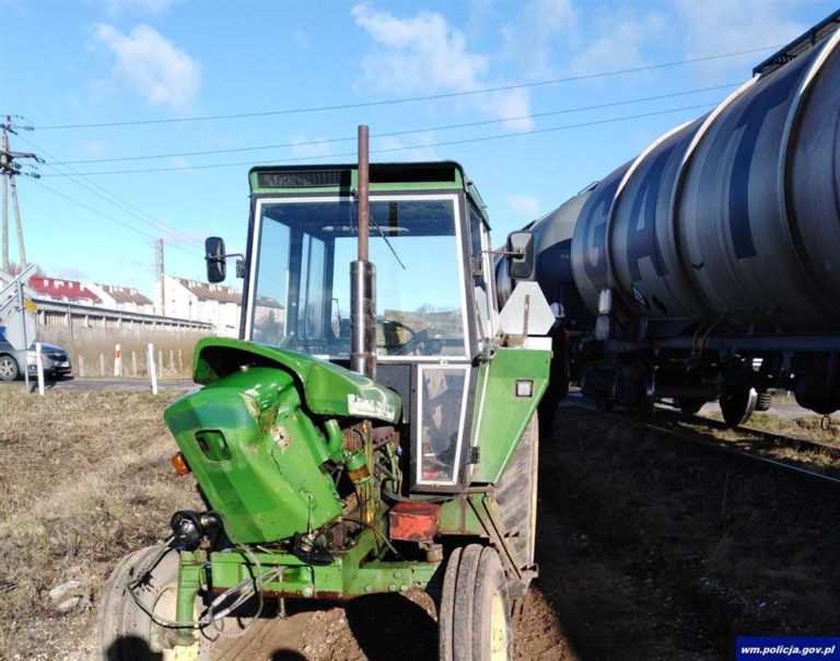 Kierowca ciągnika wjechał pod nadjeżdżający pociąg