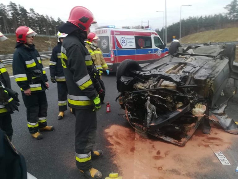 Dachowania samochodu osobowego na trasie S7 [FOTO]