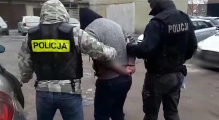 Mieszkanka Olsztyna szukała miłości na Tinderze. Uwiódł ją fałszywy policjant [WIDEO]