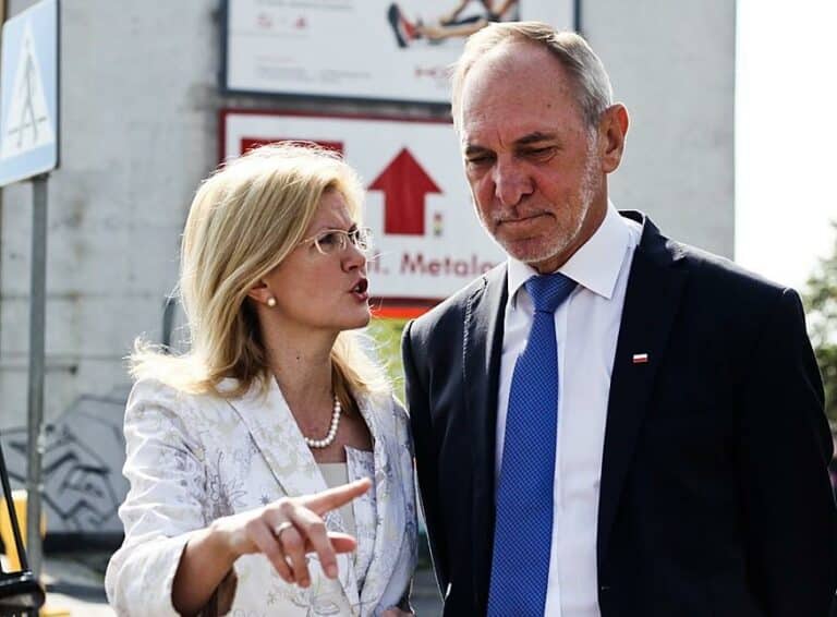 Szaleniec zaatakował posł&oacute;w PiS. R&oacute;wnież w Olsztynie! Żąda okupu