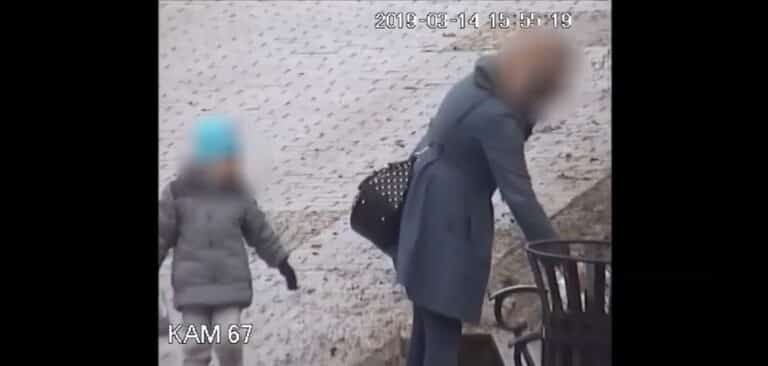 Szokujące zachowanie matki na star&oacute;wce w Olsztynie. Jaki daje przykład swojemu dziecku? [WIDEO]
