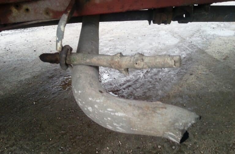 &bdquo;Naprawił&rdquo; wydech i lusterko&hellip; gałęziami [FOTO]