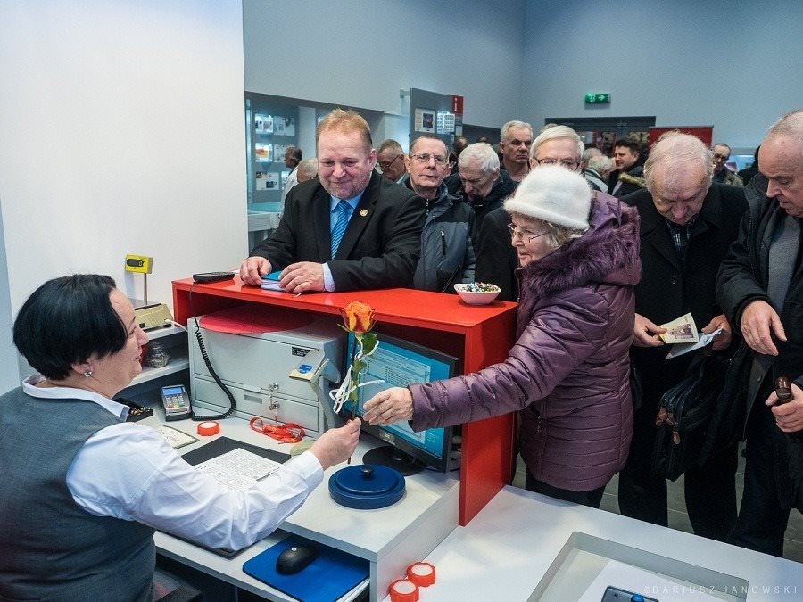 Pracownica poczty w Olsztynie uchroniła starszą panią przed oszustami