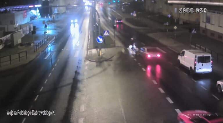 Groźne zdarzenie na al. Wojska Polskiego. Potrącił kobietę na przejściu dla pieszych [WIDEO]