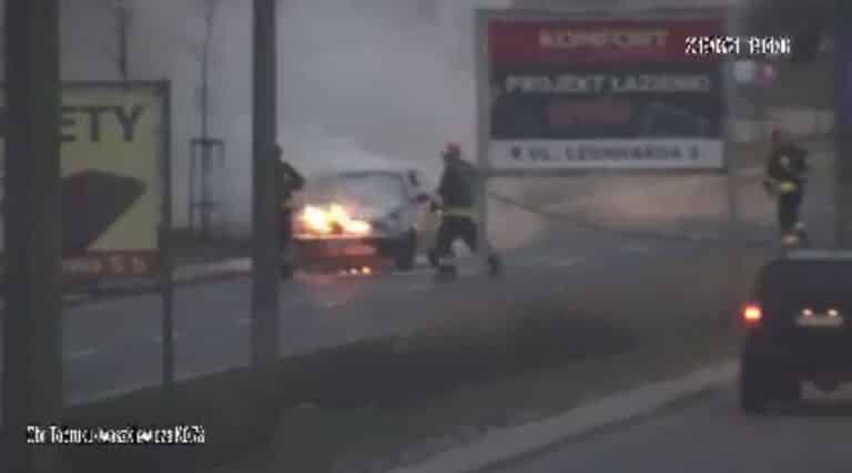 Pożar Lanosa na al. Obrońc&oacute;w Tobruku. Nagranie z monitoringu miejskiego [WIDEO]