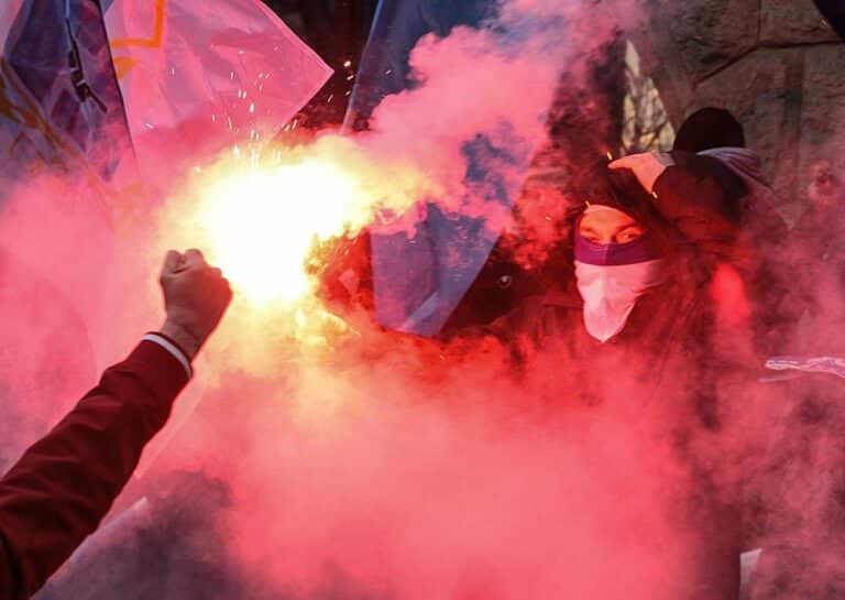 Policja zatrzymała trzech kibic&oacute;w Stomilu. Grozi im nawet dwanaście lat więzienia