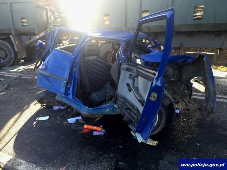 Oszukał przeznaczenie? Fiatem doprowadził do zderzenia z dwoma ciężar&oacute;wkami! [FOTO]