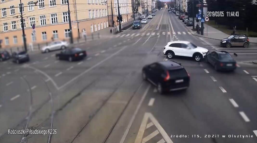 Wypadek w centrum Olsztyna. Nagranie z monitoringu miejskiego [WIDEO]