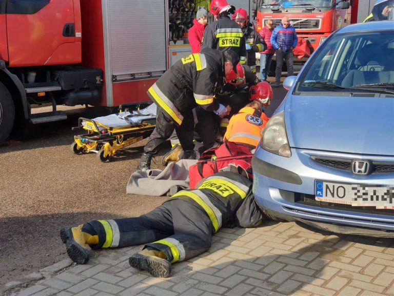 Potrącenie na ul. Pstrowskiego. Piesza przeciągnięta po asfalcie parę metr&oacute;w [FOTO][WIDEO]